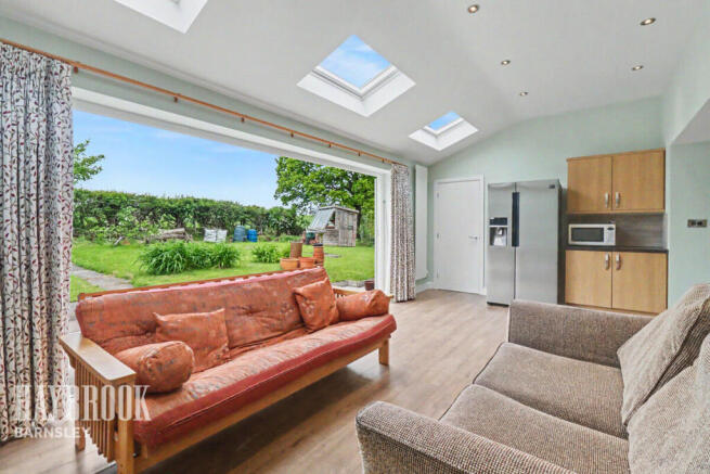 3 bed Semi-Detached for sale Image 9