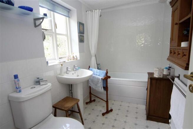 EN-SUITE BATHROOM