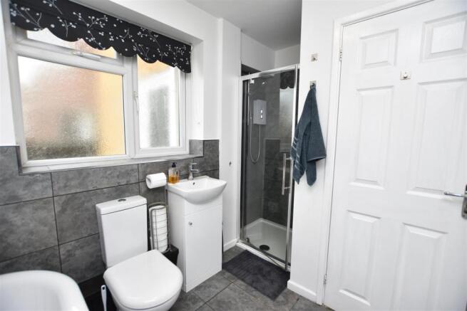 GROUND FLOORN BATHROOM