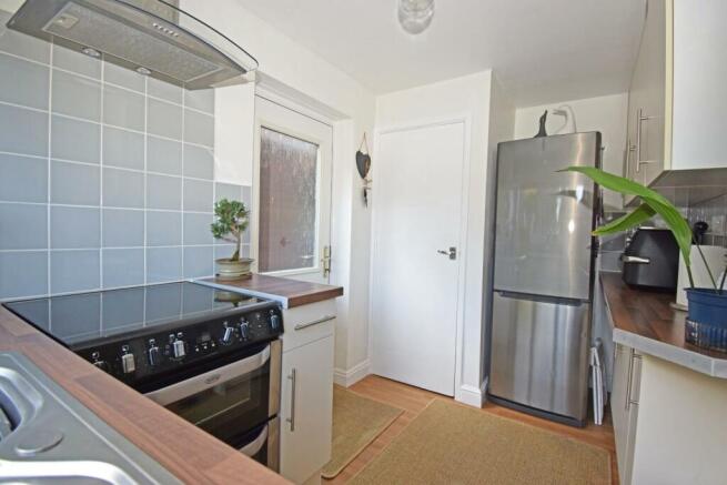 33 Elmley Close, kitchen c.jpg