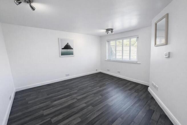 5 bed Detached for sale Image 7
