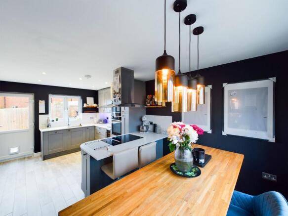 KITCHEN/DINING ROOM