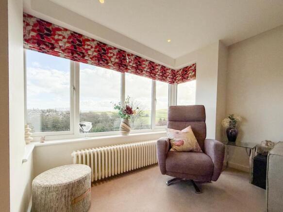 5 bed Detached for sale Image 11