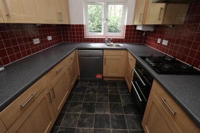 4 bed House to rent Image 4