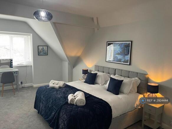 2 bed Penthouse to rent Image 12