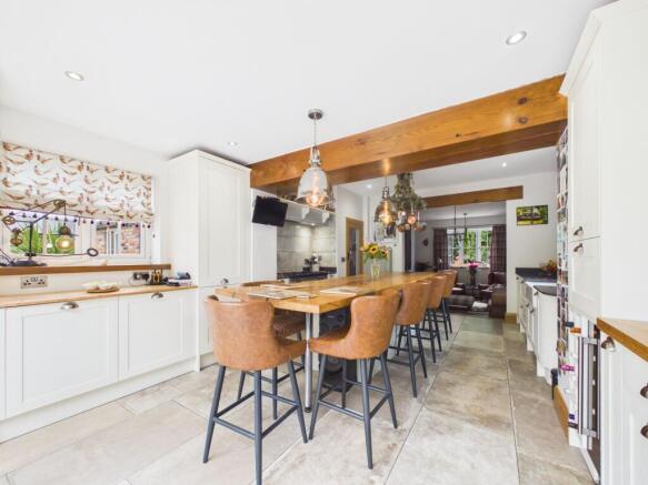 6 bed Detached for sale Image 8