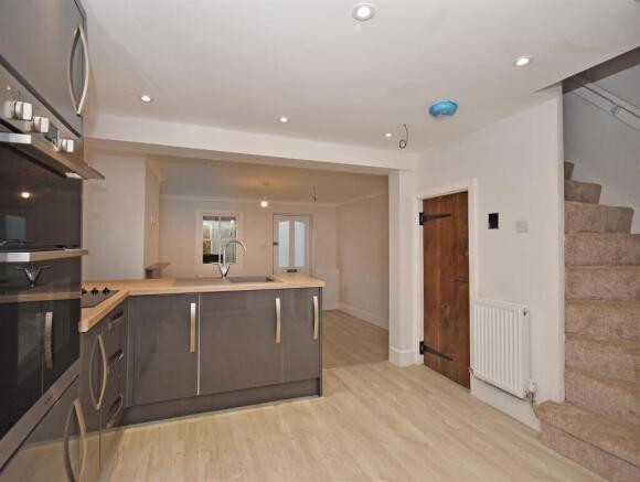 24 Hollybush-kitchen.jpg