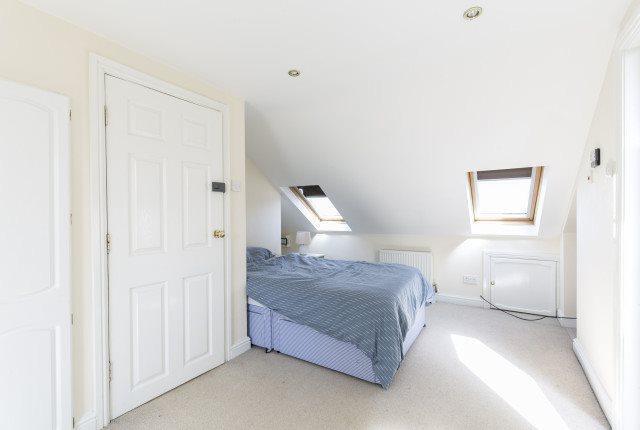 4 bed House to rent Image 10
