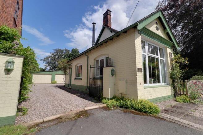 Driveway/Side Elevation