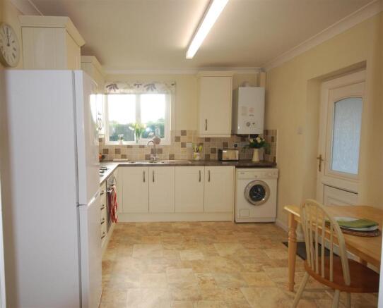 KITCHEN/DINER:
