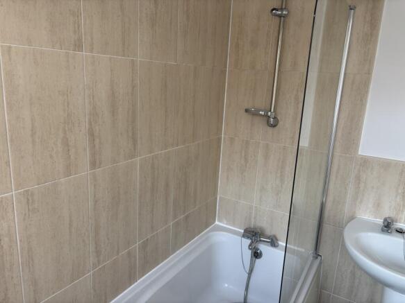 2 bed Terraced to rent Image 5