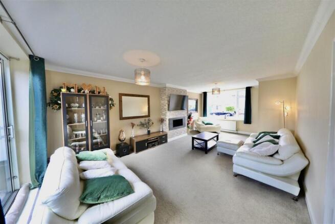 3 bed Semi-Detached for sale Image 3