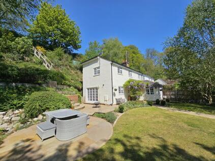 Bourne Grove, Lower Bourne, Farnham, GU10