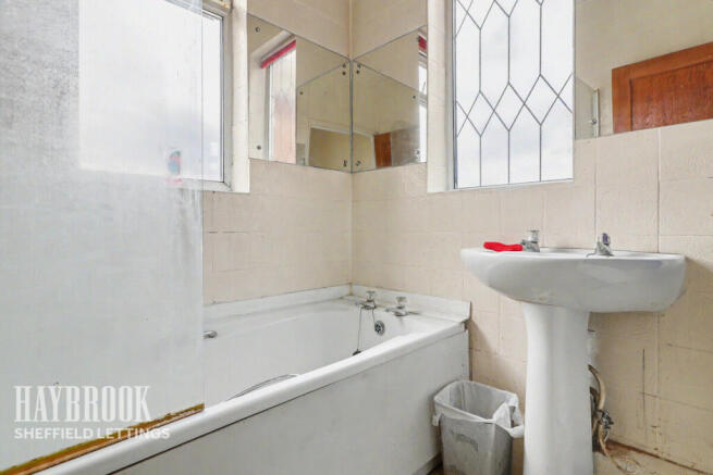 3 bed Apartment to rent Image 11