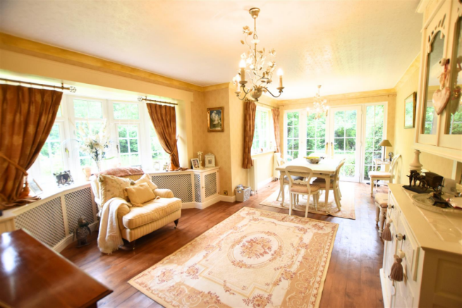 SITTING/DINING ROOM