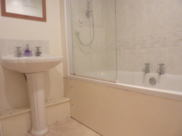 Bathroom (Shower over bath)