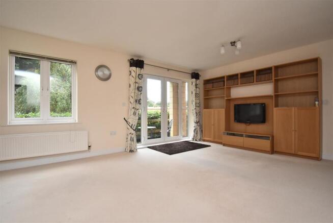Lounge/Dining Area
