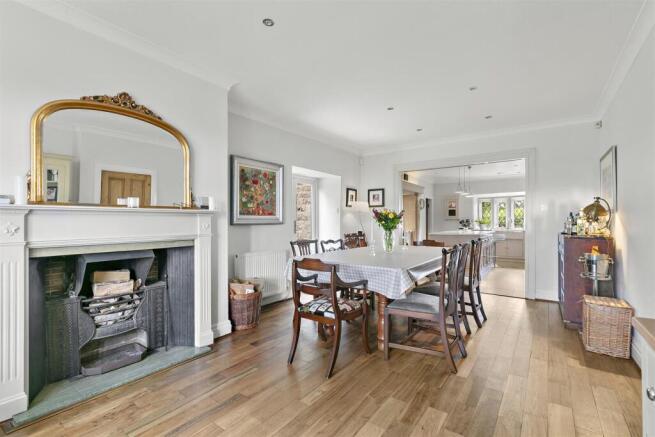 5 bed Detached for sale Image 10