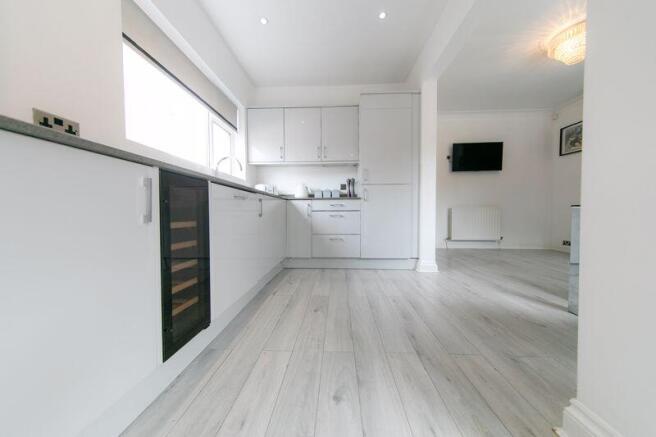 Kitchen & dining space