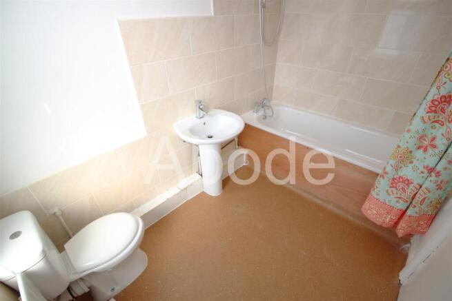 4 bed House to rent Image 9
