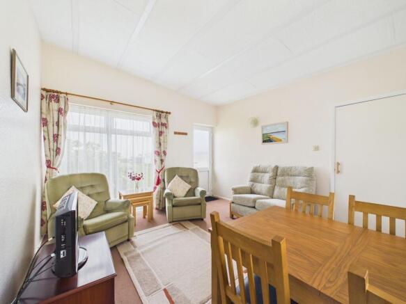 OPEN-PLAN KITCHEN & LIVING AREA