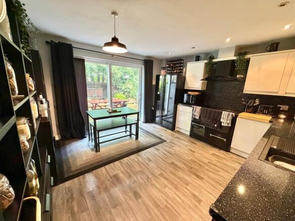 4 bed Semi-Detached for sale Image 4