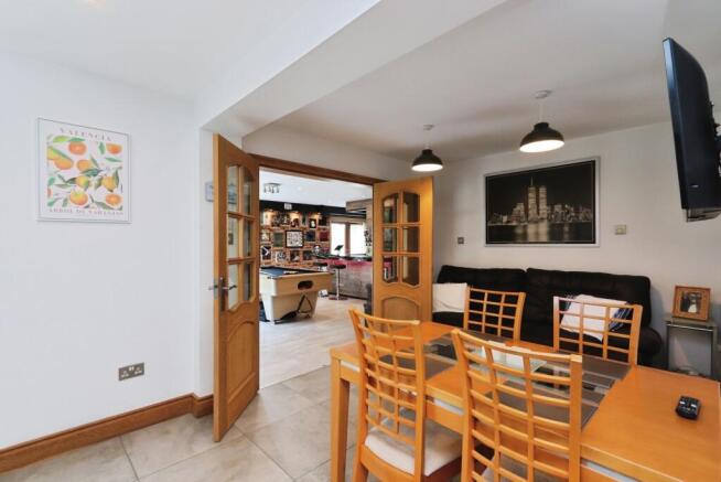 5 bed Detached for sale Image 8