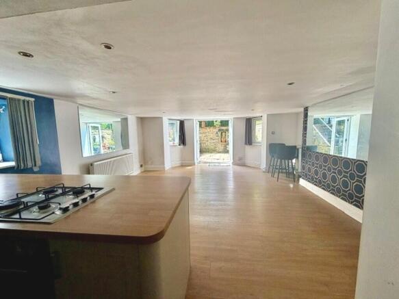 3 bed Apartment for sale Image 4