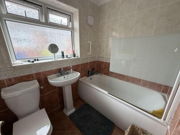 3 bed Semi-Detached Bungalow to rent Image 7