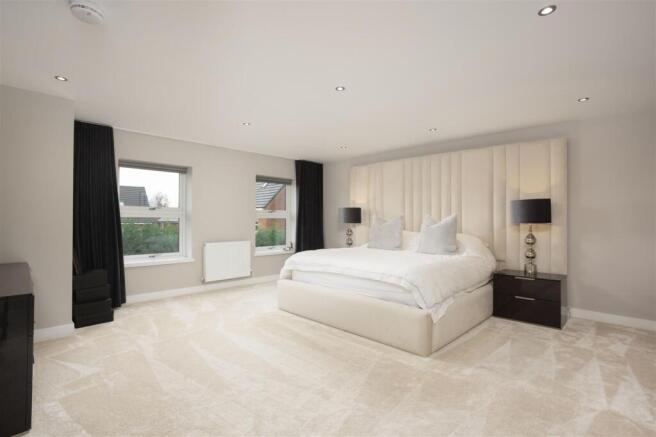 5 bed Detached for sale Image 9