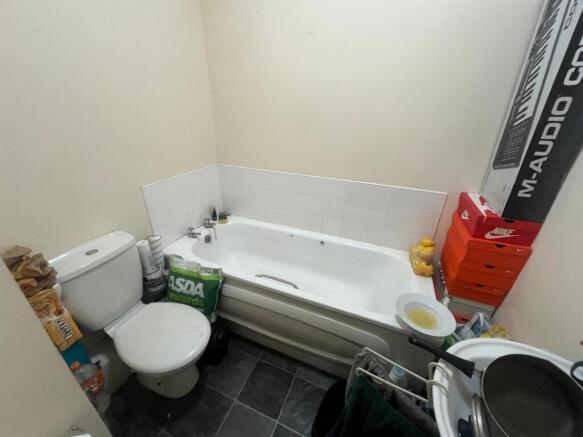 5 bed House for sale Image 8