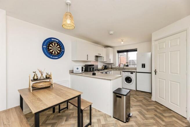 3 bed Semi-Detached for sale Image 8