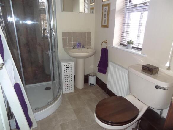 EN-SUITE SHOWER ROOM