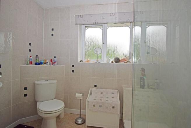 8 Crabtree Close, shower.jpg