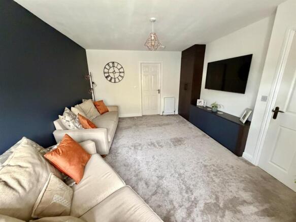 4 bed Semi-Detached for sale Image 5