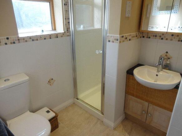 EN-SUITE SHOWER ROOM