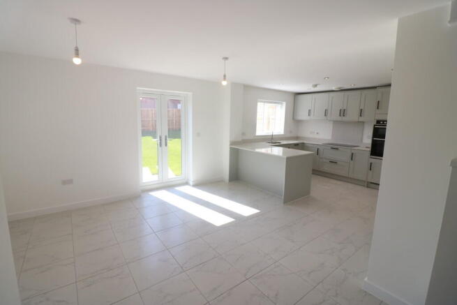 4 bed Detached to rent Image 4