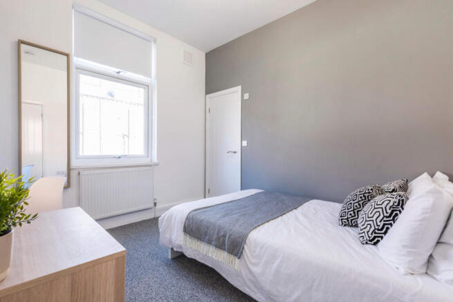 6 bed House to rent Image 9