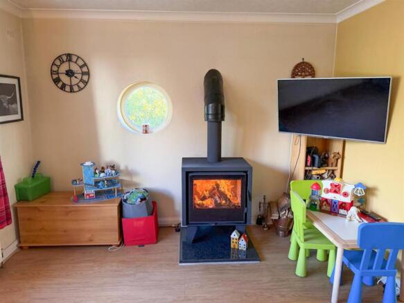 3 bed Semi-Detached for sale Image 4