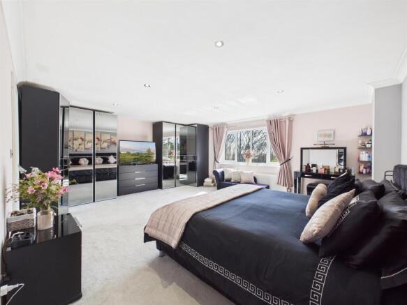 5 bed Detached for sale Image 7