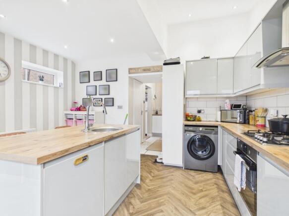 3 bed Semi-Detached for sale Image 3