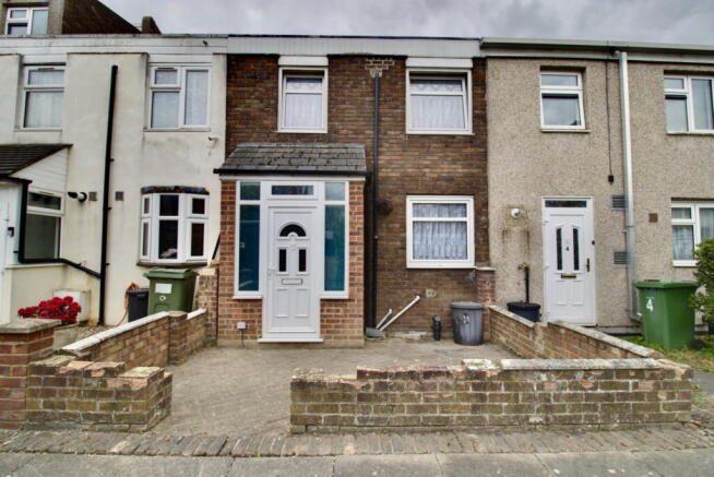 3-bed terraced on Honeysuckle Close, Romford, RM3 8XH, £275,000