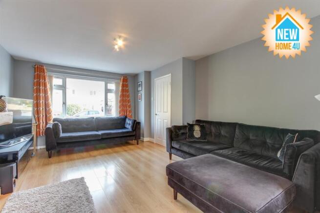 LOUNGE / DINING ROOM: