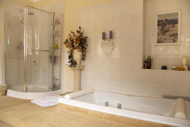 En suite to master