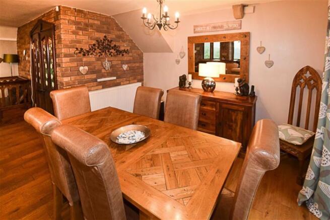 'L' SHAPED LOUNGE/DINING ROOM