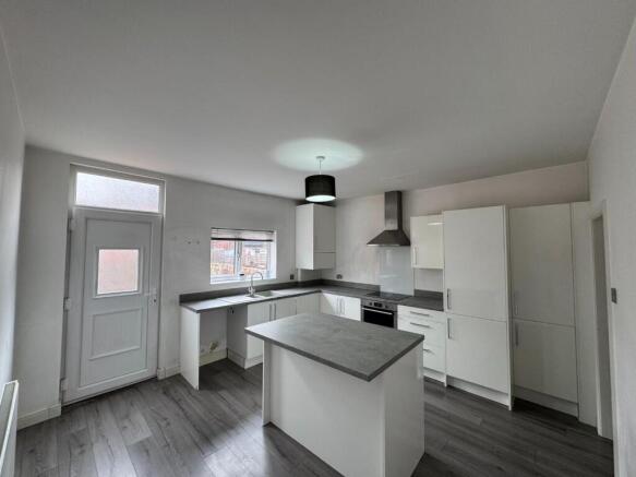 2 bed End of Terrace to rent Image 4