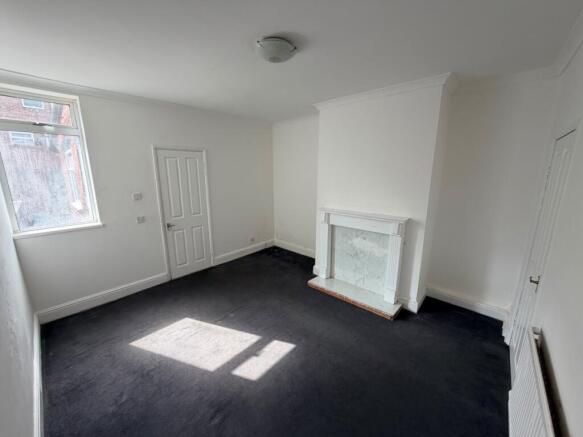 2 bed Terraced to rent Image 5