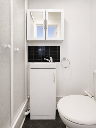 Room 1 - En suite - 320 Hagden Lane