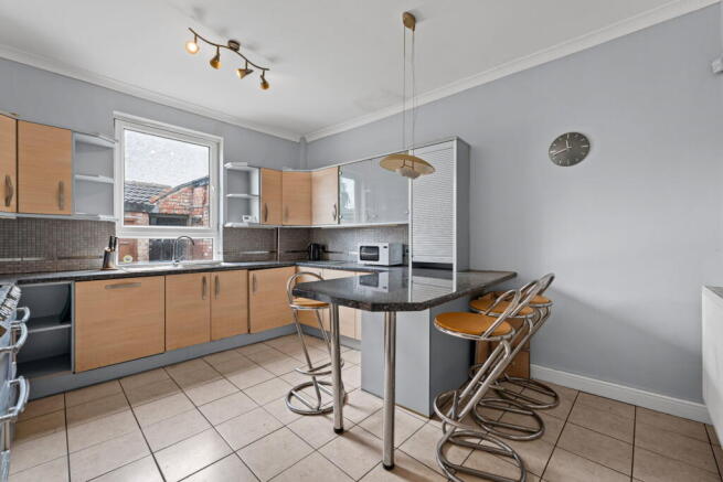 5 bed Semi-Detached for sale Image 9
