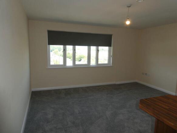 2 bed Apartment to rent Image 4
